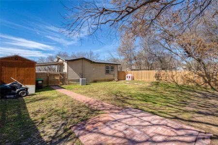 New construction Single-Family house 101 Spring Valley Cir, Azle, TX 76020 - image