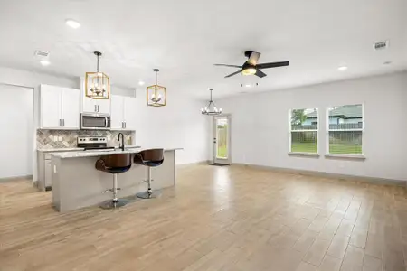 New construction Single-Family house 5707 Stonegate Cir, Granbury, TX 76048 - image 6