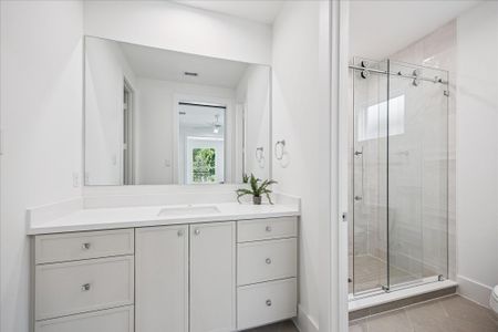 New construction Single-Family house 310 Fowler St, Houston, TX 77007 - image 12