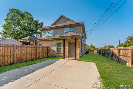 New construction Multi-Family house 401 Aubrey St, Natalia, TX 78059 - image