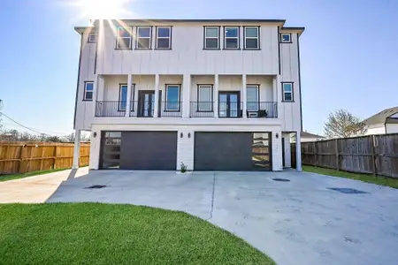 New construction Townhouse house 4746 Mallow St E, Houston, TX 77033 - image