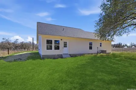 New construction Single-Family house 374 County Rd 124, Floresville, TX 78114 - image