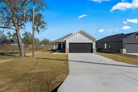 New construction Single-Family house 301 S Lamar St, Itasca, TX 76055 - image