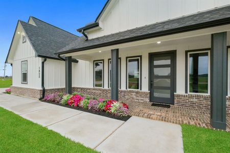 New construction Single-Family house 1425 Palomino Trail, Angleton, TX 77515 - photo 0