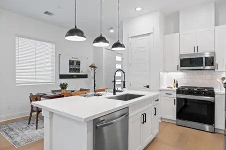 New construction Single-Family house 320 Neyland St, Houston, TX 77022 - image 5