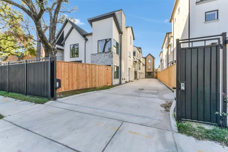 New construction Single-Family house 1904 Nantucket Dr, Houston, TX 77057 - image 4