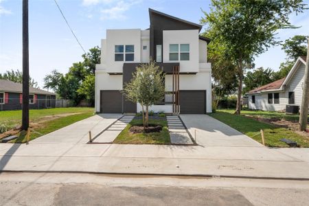 New construction Single-Family house 1220 E 33Rd St, Houston, TX 77022 - image 1