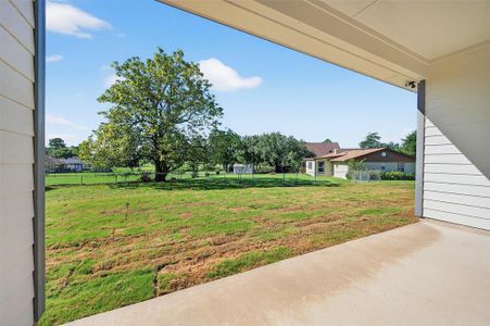 New construction Single-Family house 119 Cayuga Trl, Lake Kiowa, TX 76240 - image