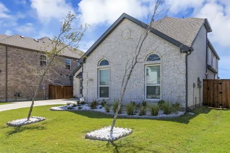 View of front of house with a front yard