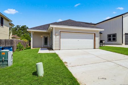 New construction Single-Family house 133 Lark Hill Rd, Floresville, TX 78114 - image