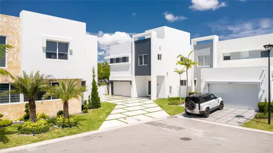 New construction Single-Family house 10381 Nw 67Th Ter, Doral, FL 33178 - image