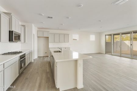 KITCHEN / GREAT ROOM