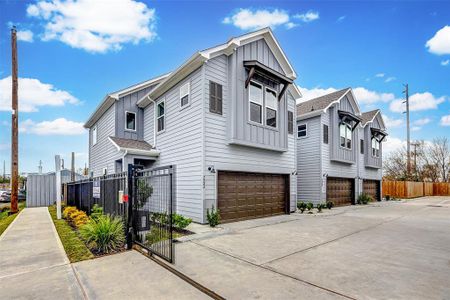 New construction Single-Family house 7522 Sandle St, Houston, TX 77088 - photo 0