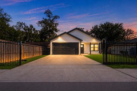 New construction Single-Family house 6705 Roanoke St, Houston, TX 77028 - image