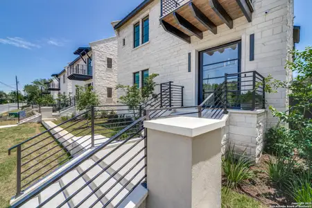 New construction Townhouse house 401 Oak Park Dr, Boerne, TX 78006 - image