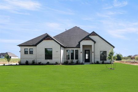 View of front facade featuring a front lawn