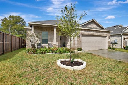 New construction Single-Family house 301 Appaloosa Drive, Alvin, TX 77511 - photo 0