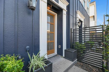 Just minutes from downtown, this stunning 4-story townhome features 2 bedrooms & 2.5 beautifully appointed bathrooms. With modern design elements & stylish finishes, this home offers the perfect blend of comfort & convenience. Enjoy easy access to the vibrant city life while having a tranquil retreat to call your own.