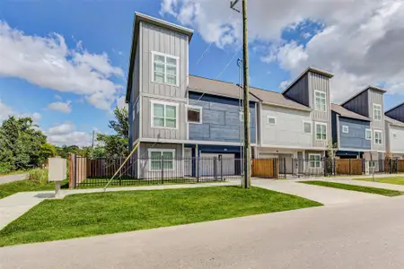 New construction Single-Family house 6204 Maybell St, Houston, TX 77091 - image 2