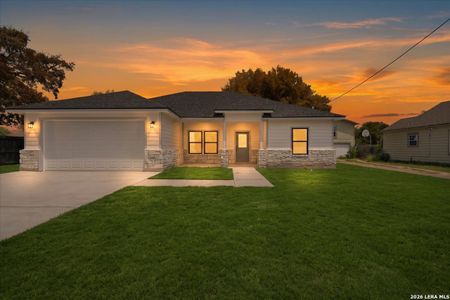 New construction Single-Family house 903 E Bowie St, Beeville, TX 78102 - image