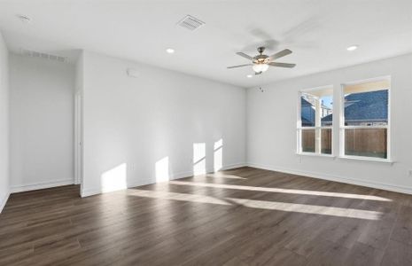 Airy gathering room*real home pictured