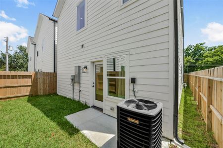 New construction Single-Family house 9525 Beckley St, Houston, TX 77088 - image 4