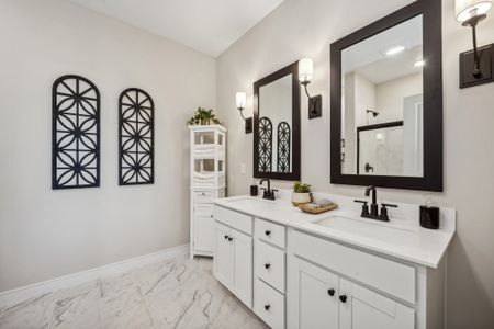 Primary bath with dual sinks and freestanding vanity