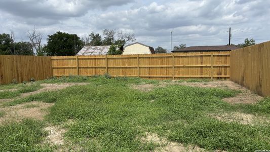 New construction Single-Family house 802 E 6Th, Nixon, TX 78140 - image