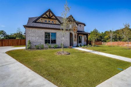 View of front of property featuring a front yard