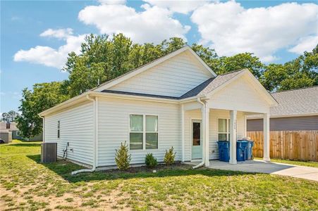 New construction Single-Family house 1020 E Harnett St, Dunn, NC 28334 - image
