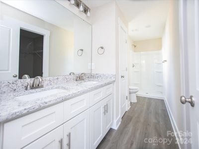 Dual Sinks and Shower in En Suite