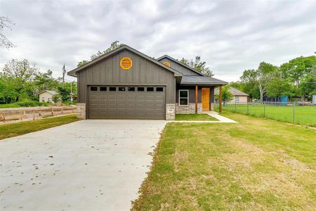 New construction Single-Family house 303 Chase Avenue, Cleburne, TX 76031 - photo 0