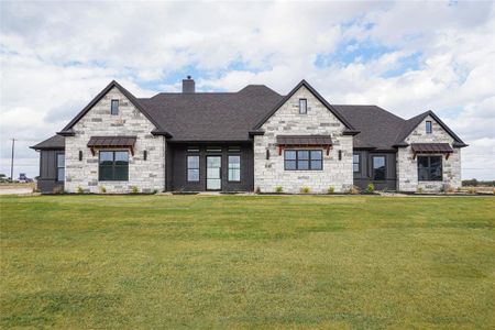 View of front facade with a front yard