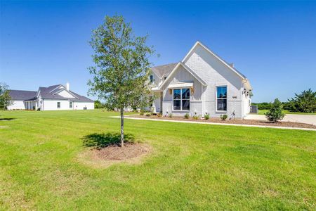 View of front of house featuring a front yard