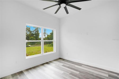 Front sitting room/Den