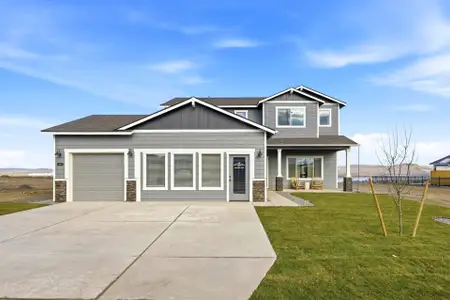 New construction Single-Family house 925 E Maple Brook Ave, Hermiston, OR 97838 plan Thielsen Farmhouse Elevation - image