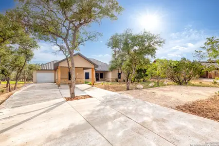 New construction Single-Family house 822 Mountain Vly, Concan, TX 78838 - image
