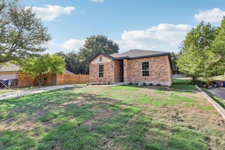 View of front of property featuring a front yard