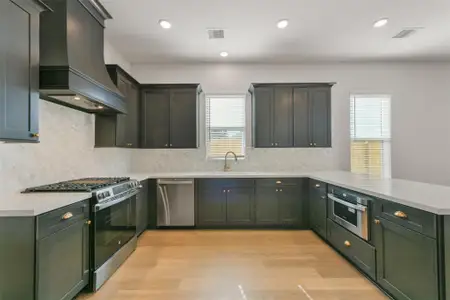 New construction Single-Family house 2515 S Houston Ave, Pearland, TX 77581 - image 4