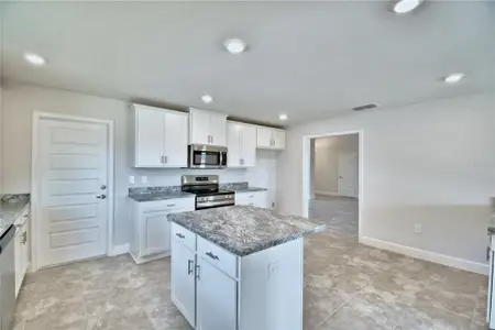 New construction Single-Family house 4023 Tullamore Ln, Auburndale, FL 33823 null- photo 12 12