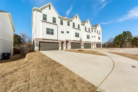 New construction Townhouse house 6377 Mason Ct, Dallas, TX 75227 - image
