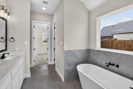 New construction Single-Family house 136 Chapowits, Godley, TX 76044 plan The Longview - image 16