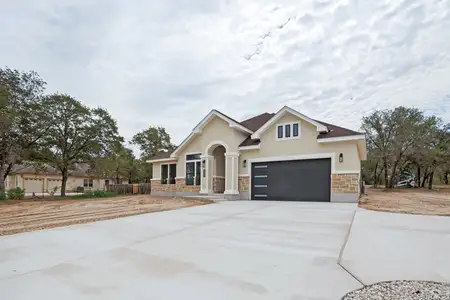 New construction Single-Family house 220 County Rd 6864, Natalia, TX 78059 - image