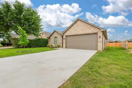 New construction Single-Family house 1707 Lakeway Dr, Cleburne, TX 76033 - image