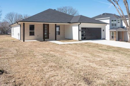 View of front of home featuring a front yard and a garage