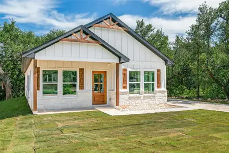 New construction Single-Family house 807 Arrowhead Dr, Granbury, TX 76137 - image