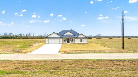 New construction Single-Family house 537 Chuckwagon Trl, Angleton, TX 77515 - image