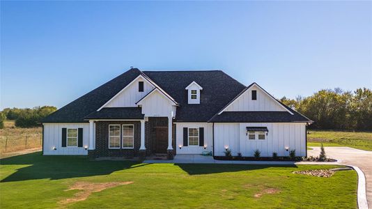 Modern farmhouse featuring a front yard