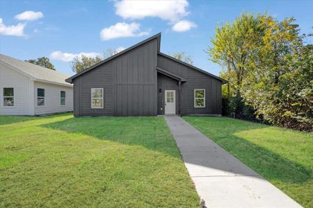 View of front of house with a front yard