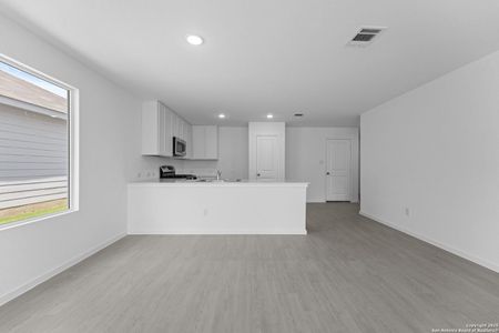 New construction Single-Family house 137 Autumn Trl, Floresville, TX 78114 plan Newlin - image 7